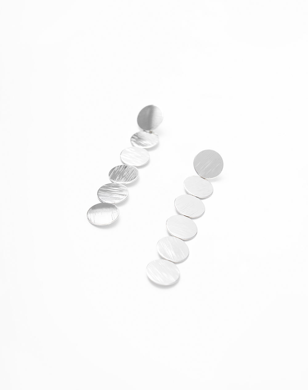 Aretes Largos Círculos Plateados